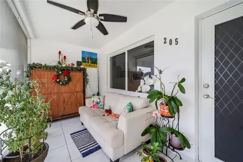 541 Blue Heron Hallandale Beach FL 33009