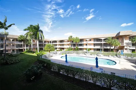 541 Blue Heron Hallandale Beach FL 33009