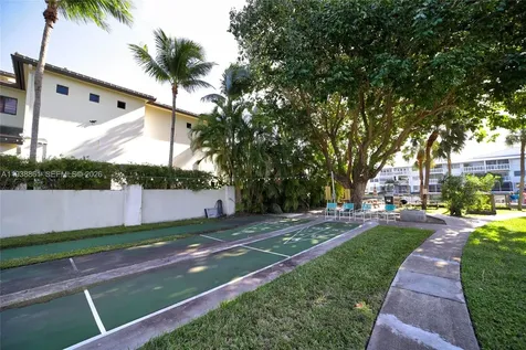 541 Blue Heron Hallandale Beach FL 33009