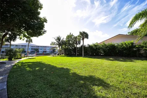 541 Blue Heron Hallandale Beach FL 33009