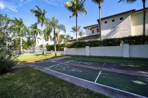 541 Blue Heron Hallandale Beach FL 33009