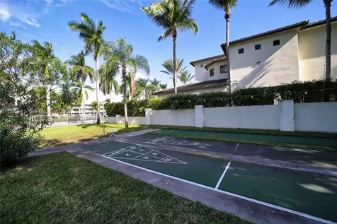 541 Blue Heron Hallandale Beach FL 33009