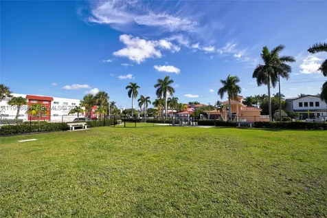 541 Blue Heron Hallandale Beach FL 33009