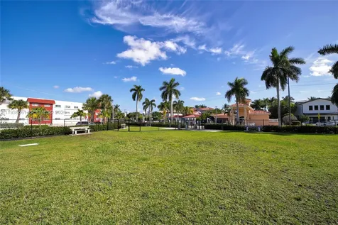 541 Blue Heron Hallandale Beach FL 33009