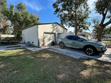2817 8th Avenue W Bradenton FL 34205