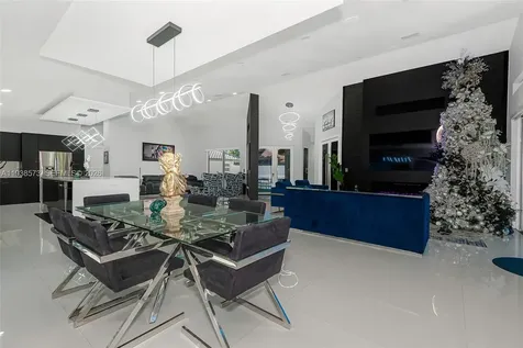 15221 N Laurel Lane N Pembroke Pines FL 33027