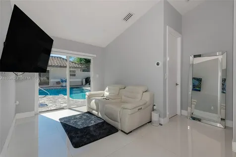 15221 N Laurel Lane N Pembroke Pines FL 33027