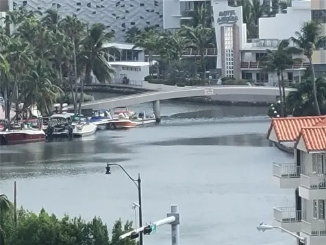 2899 Collins Miami Beach FL 33140