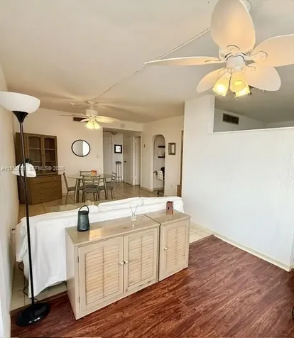 2899 Collins Miami Beach FL 33140