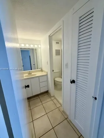 2899 Collins Miami Beach FL 33140