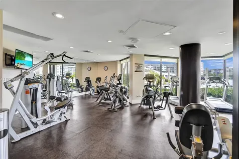 1000 W Island Boulevard Aventura FL 33160