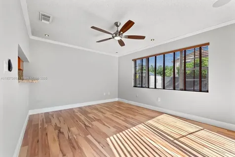20155 E Oakmont Circle Hialeah FL 33015