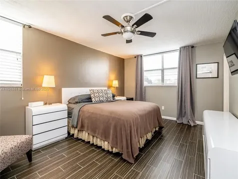 2860 Somerset Drive Lauderdale Lakes FL 33311