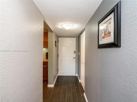 2860 Somerset Drive Lauderdale Lakes FL 33311