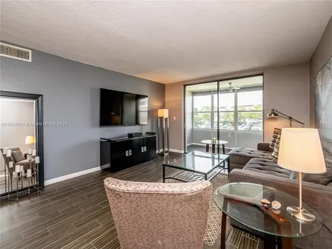 2860 Somerset Drive Lauderdale Lakes FL 33311