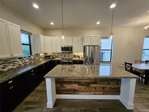 3238 W 96th Place Hialeah FL 33018