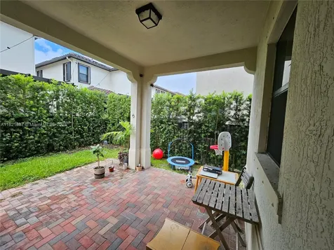 3238 W 96th Place Hialeah FL 33018