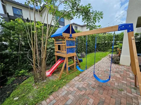 3238 W 96th Place Hialeah FL 33018