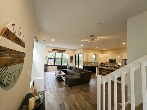 3238 W 96th Place Hialeah FL 33018