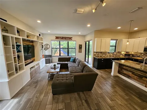 3238 W 96th Place Hialeah FL 33018