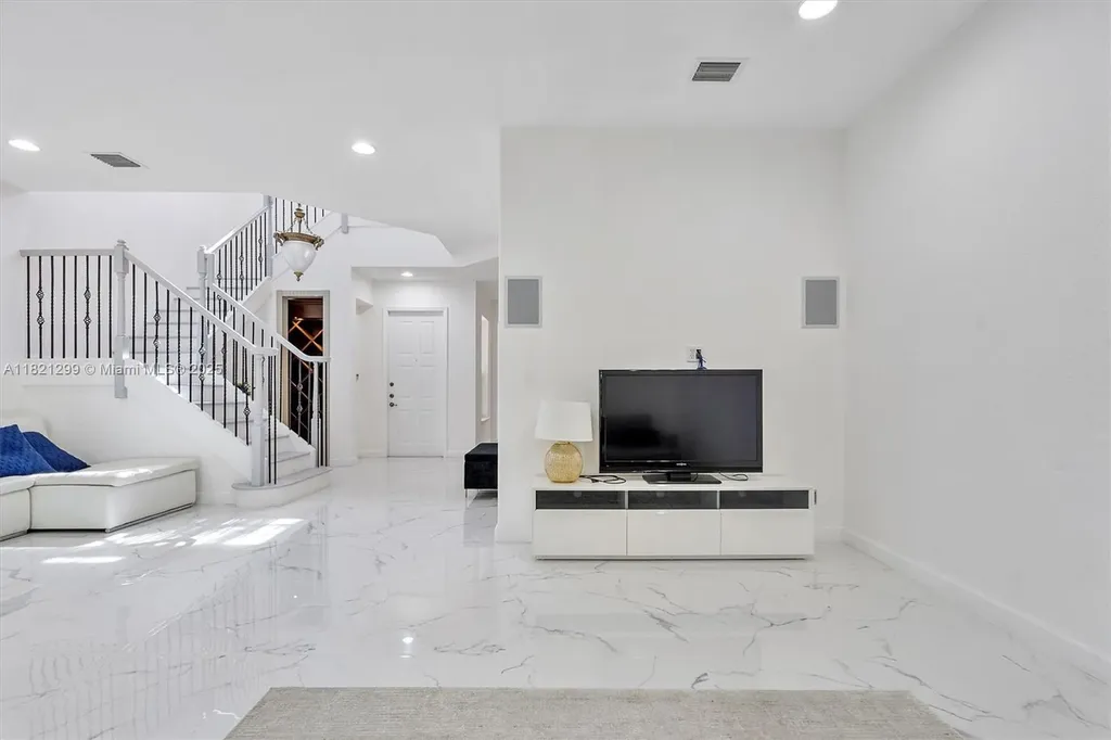 1382 Harbor View W Hollywood FL 33019