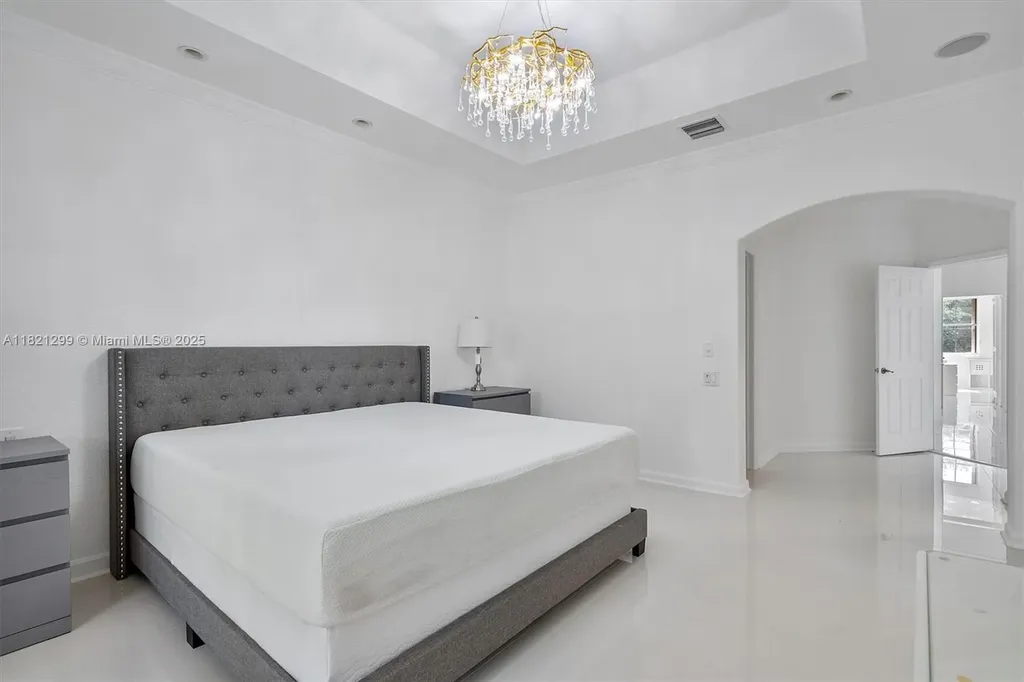 1382 Harbor View W Hollywood FL 33019