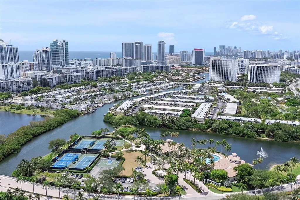 1382 Harbor View W Hollywood FL 33019