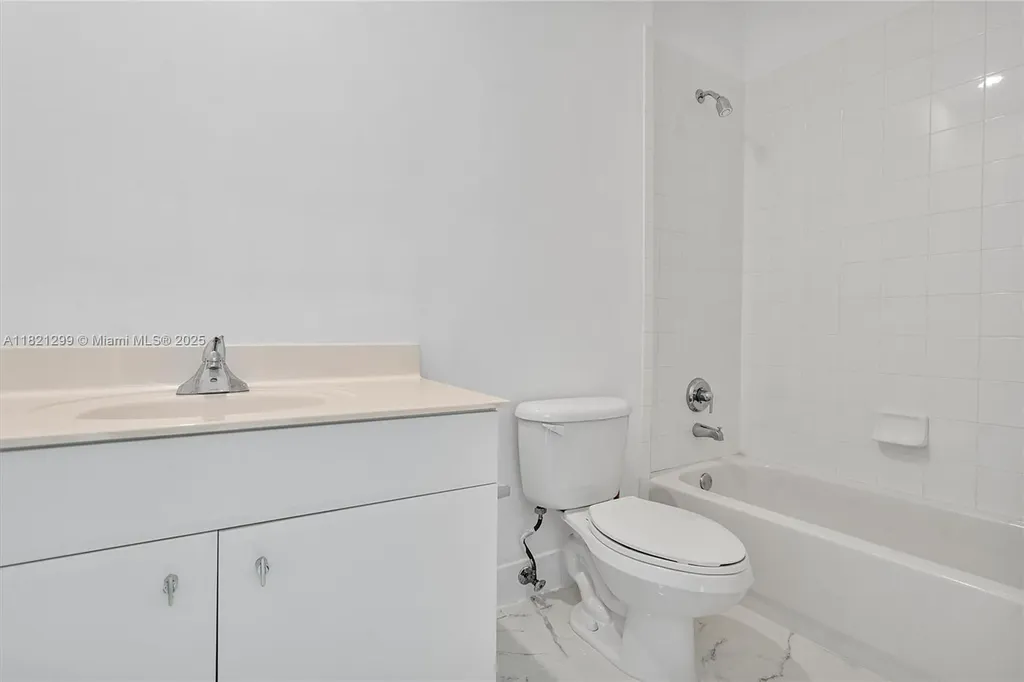 1382 Harbor View W Hollywood FL 33019