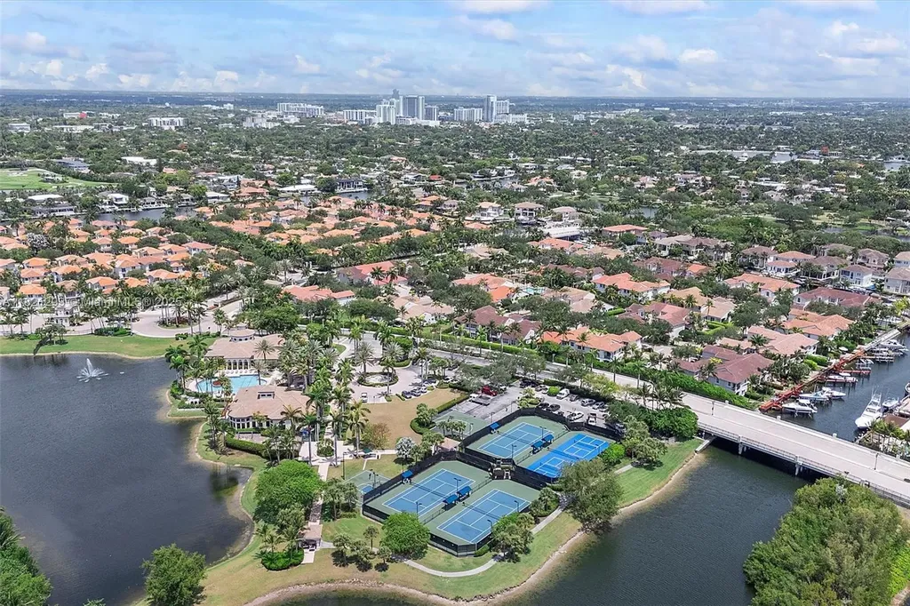 1382 Harbor View W Hollywood FL 33019