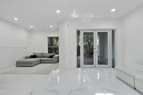 1382 Harbor View W Hollywood FL 33019