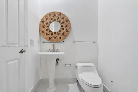 1382 Harbor View W Hollywood FL 33019
