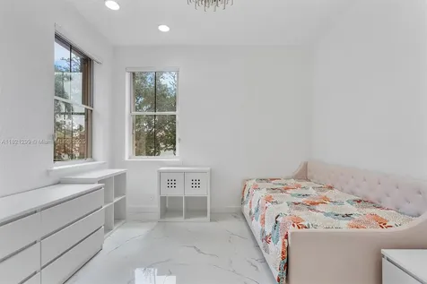 1382 Harbor View W Hollywood FL 33019