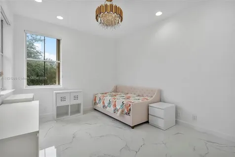 1382 Harbor View W Hollywood FL 33019