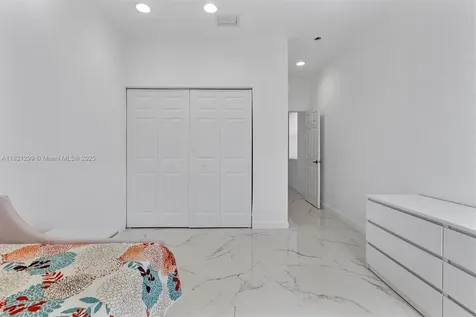 1382 Harbor View W Hollywood FL 33019