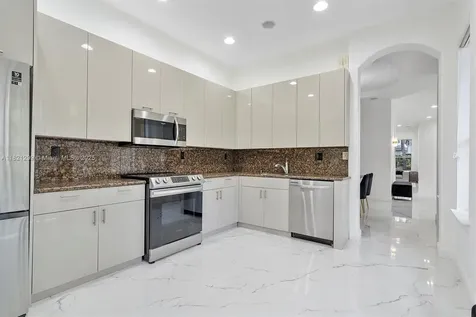 1382 Harbor View W Hollywood FL 33019