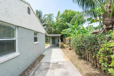 602 El Prado West Palm Beach FL 33405