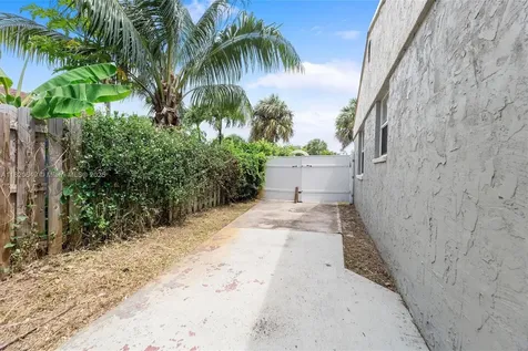 602 El Prado West Palm Beach FL 33405