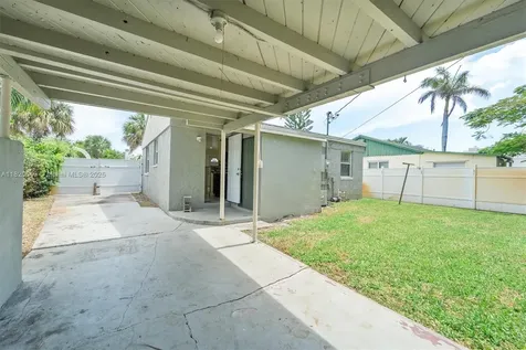 602 El Prado West Palm Beach FL 33405