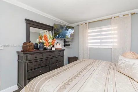 2735 W 74th Street Hialeah FL 33016