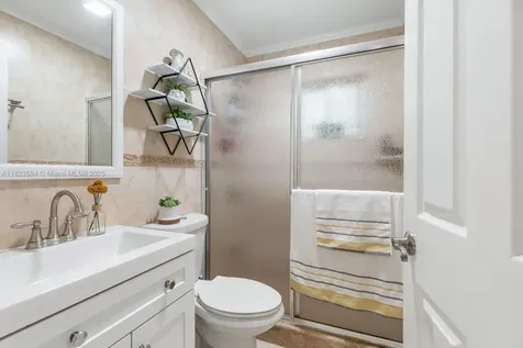 2735 W 74th Street Hialeah FL 33016
