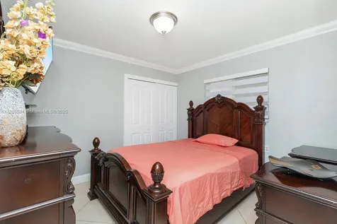 2735 W 74th Street Hialeah FL 33016