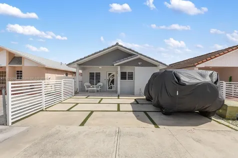 2735 W 74th Street Hialeah FL 33016
