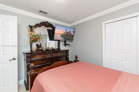 2735 W 74th Street Hialeah FL 33016