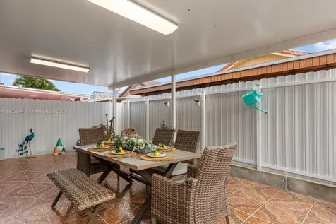 2735 W 74th Street Hialeah FL 33016