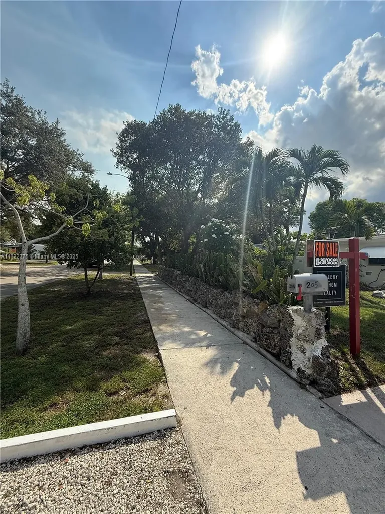 205 SW 21st Way Fort Lauderdale FL 33312