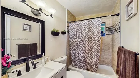 5637 SW 40th Street West Park FL 33023