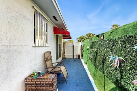 5637 SW 40th Street West Park FL 33023