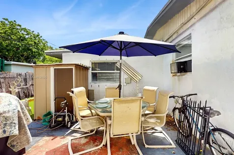5637 SW 40th Street West Park FL 33023