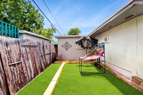 5637 SW 40th Street West Park FL 33023