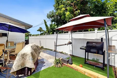 5637 SW 40th Street West Park FL 33023